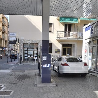 Bordighera: parcheggio creativo per un pomeriggio intero all'interno di un distributore di benzina