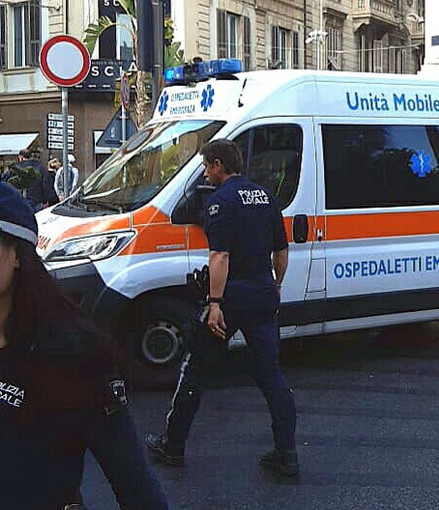 Sanremo: doppia caduta dallo scooter in pochi minuti in via Feraldi, due giovani lievemente feriti