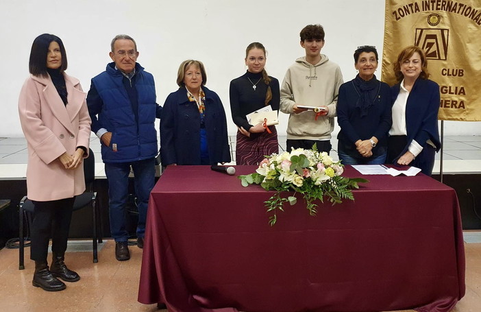 Ventimiglia: consegnate al Liceo 'Aprosio' le borse di studio premio 'Valeria Stellato' (Foto)