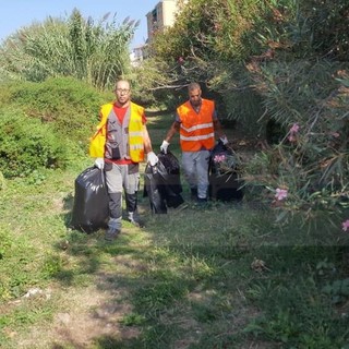 Ventimiglia: anche alcuni volontari dell'associazione culturale araba hanno aiutato a pulire il greto del Roya (Foto)