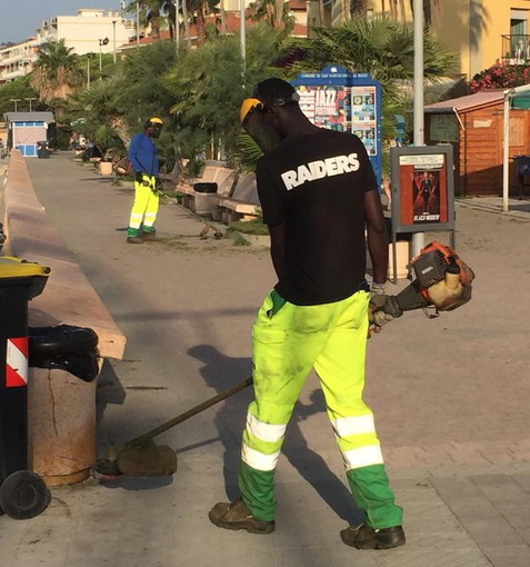 San Bartolomeo al Mare: intervento straordinario di Egea per la pulizia del lungomare (Foto)