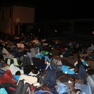 Ventimiglia: da 400 a 300 migranti sulla strada verso la Francia, ma il presidio e la protesta proseguono