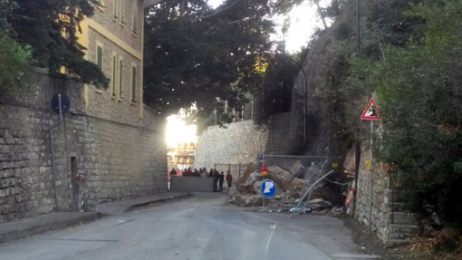 Diano Marina: camping vicino alla frana isolato, protesta degli ospiti e residenti ma c'è anche il rischio di evacuazione (Foto e Video)