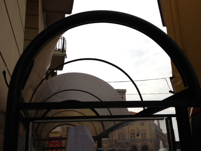 Imperia: tetto di una pensilina rotto in piazza Dante, intervento di un nostro lettore