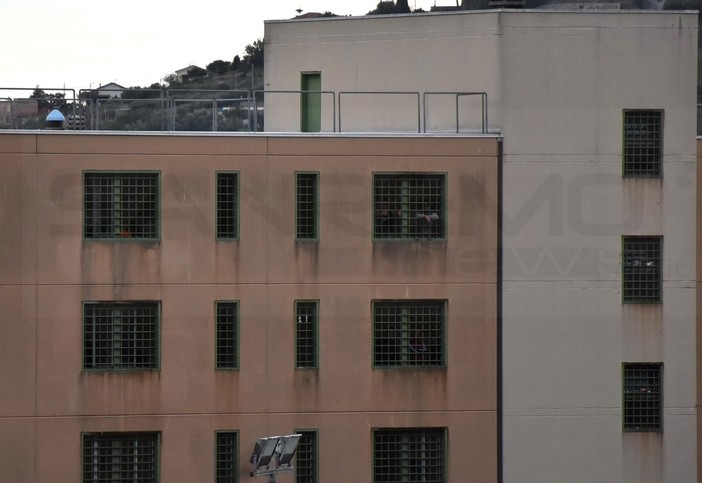 Sanremo: detenuto dà in escandescenze dal tetto del carcere di Valle Armea, poi torna sui suoi passi