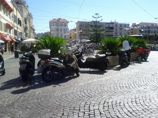 Sanremo: nuovo parcheggio per moto e scooter in piazza Colombo, situazione paradossale