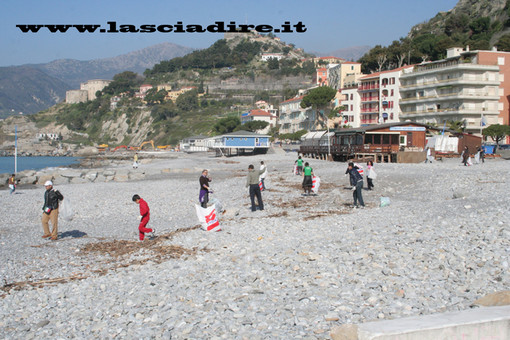 “Stop all’invasione della plastica”:  volontari scendono in campo per la pulizia dei sentieri e delle spiagge di Ventimiglia