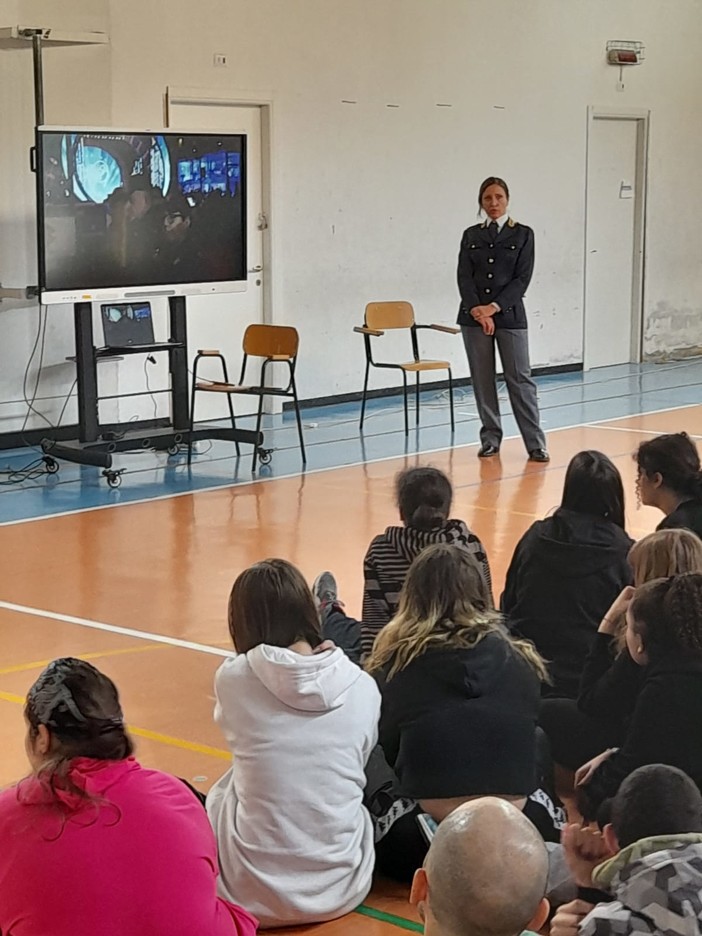 La polizia incontra gli studenti di alcune scuole di Sanremo (Foto)