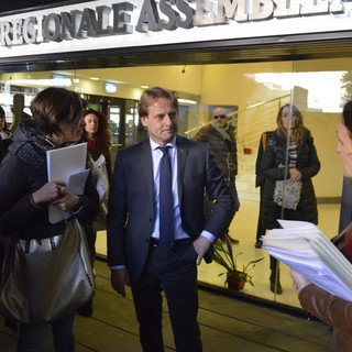 I No Vax protestano sotto la Regione: l'Assessore Marco Scajola interviene per ascoltare le loro rivendicazioni (Foto e Video)