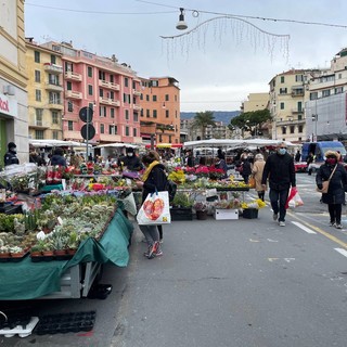 Mercato piazza Eroi Sanremo