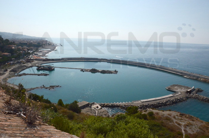 Ventimiglia: una 'frenata' dal Consiglio Nazionale di Porto sul porto degli scoglietti 'Cala del Forte'