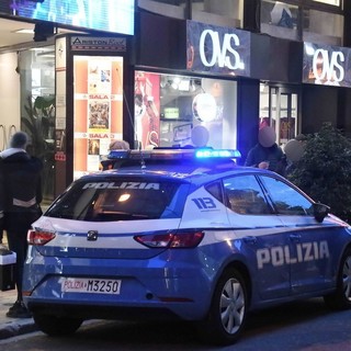 Sanremo: ruba un telefonino dalla borsetta di una giovane, ma la security dell'Ovs lo blocca e lo consegna alla Polizia (Foto)