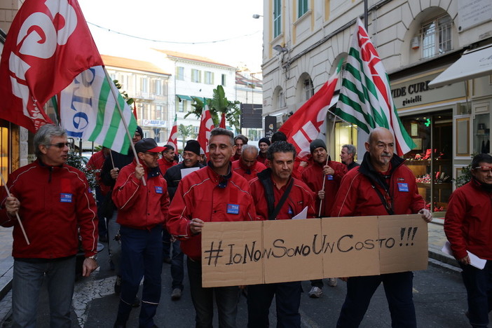 Sanremo: difesa del posto di lavoro, del futuro e della dignità, scendono in piazza i dipendenti Telecom (Foto e Video)