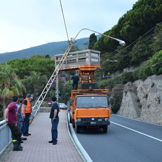 Ospedaletti: palo della Riviera Trasporti cede e rischia di finire sull'Aurelia, rimozione ad opera di Rt e Vvf