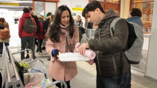 Imperia: la protesta corre sul treno per avere un bar in stazione, ma Trenitalia dice no a foto e immagini