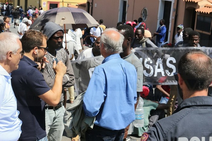 Ventimiglia: termina la 'mediazione' del Sindaco Ioculano, alcuni migranti tornano a Sant'Antonio (Foto e Video)