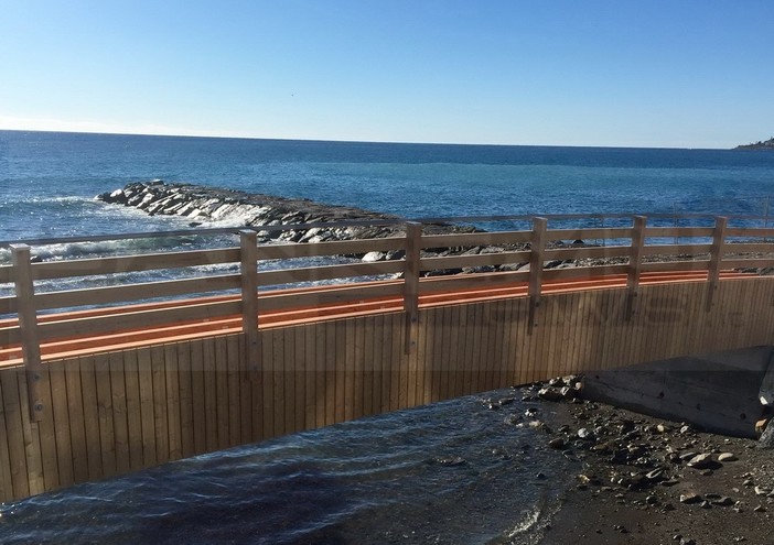 Riva Ligure: importanti novità sul lungomare, restyling della passeggiata con una passerella in legno sul Rio Caravello