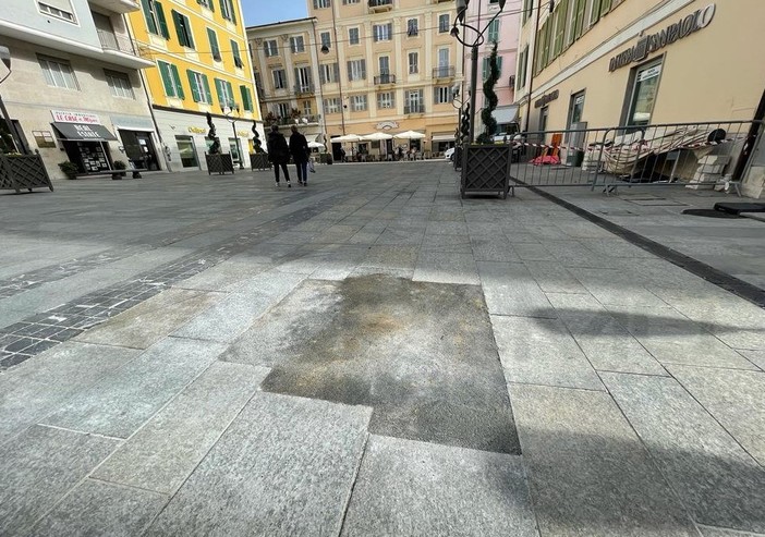 Sanremo: lavori ai sottoservizi e asfalto al posto della nuova pavimentazione in piazza Borea D'Olmo (Foto)