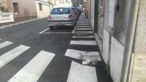 Imperia: pannolino sporco per tre giorni consecutivi in via Pindemonte, lettore non resiste più e lo fotografa