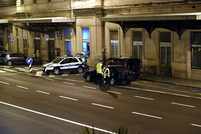 Sanremo: servizio di controllo della Municipale per tutta la serata di ieri in piazza Cesare Battisti (Foto)