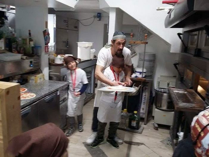 Sanremo: gli alunni della 2a C alla Primaria di via Volta sono diventati 'Pizzaioli per un giorno'