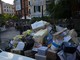 Sanremo: montagna di rifiuti di fronte a piazza Bresca all'ora dell'aperitivo, i commercianti &quot;Bisogna cambiare rotta!&quot; (Foto e Video)