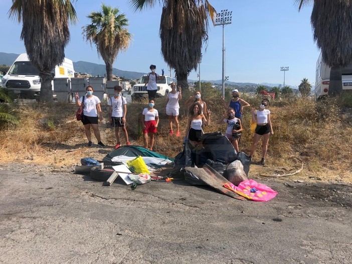 Sanremo: gruppo di turisti in villeggiatura organizzano una mattinata di pulizia nella zona di Pian di Poma (Foto e Video)