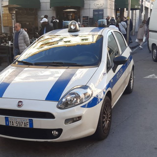 Sanremo: perde un portafogli con 300 euro ma due turisti lo trovano e lo consegnano alla Municipale
