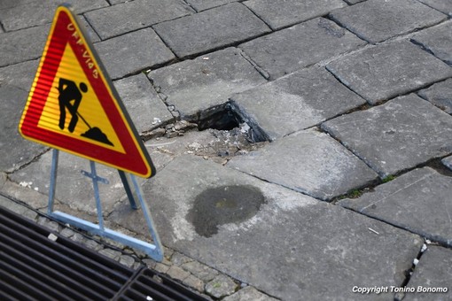 Le immagini dei danni in piazza Bresca (foto Tonino Bonomo)