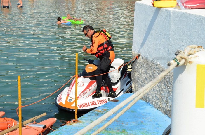Sanremo: da ieri al via il presidio dei Vigili del Fuoco con le moto d'acqua nei giorni di maggior afflusso turistico (Foto)