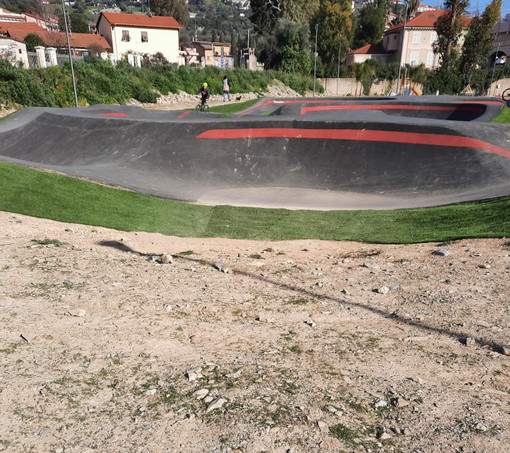 Imperia: degrado e pericoli al parco di Castelvecchio, il PD &quot;Un'area poco curata e da giardino di periferia&quot; (Foto)