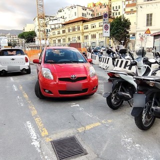 Sanremo: questione corrieri e fornitori in piazza Eroi, problema non risolto e parcheggio selvaggio