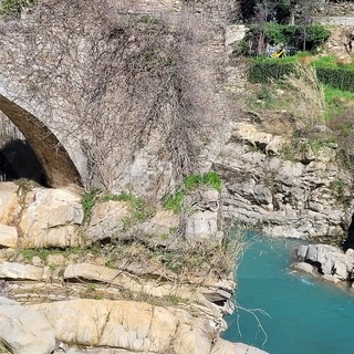 Terre di Liguria: il ponte tardo medievale del XV secolo di Desteglio sul torrente Argentina (Foto)