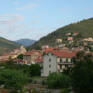 Domenica 7 luglio 2016 a Villa Viani, frazione di Pontedassio, arriva il gruppo di camminatori dell’associazione culturale “Artusin”