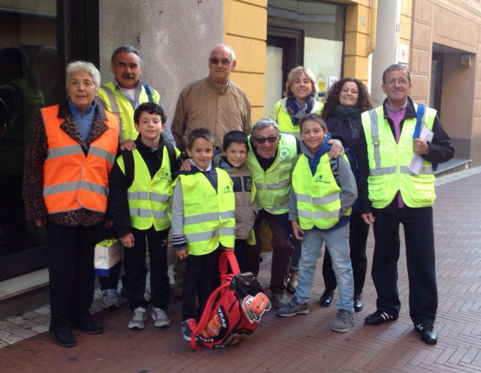 Imperia: è iniziato oggi per la scuola 'G. Natta' con 24 alunni il progetto 'Pedibus'