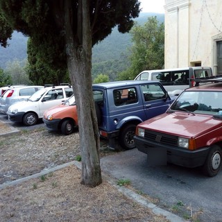 Ceriana: parcheggio 'selvaggio' durante la Messa alla Madonna della Villa, la segnalazione di un lettore (Foto)