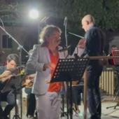 Ventimiglia, a Latte concerto dedicato a Modugno: Voltarelli e l'Orchestra Sinfonica di Sanremo incantano il pubblico (Foto e video)