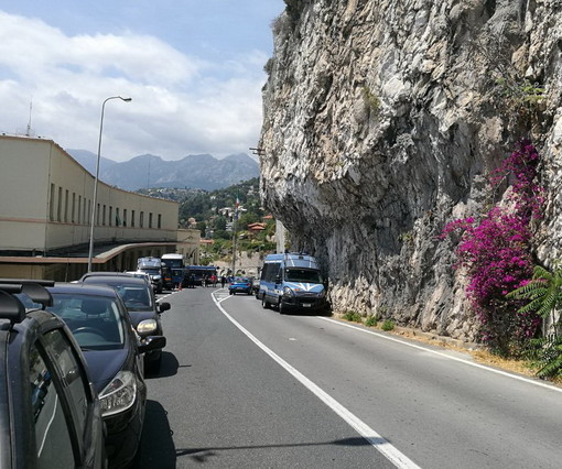 Ventimiglia: migrante in pericolo al 'passo della morte', mobilitazione di soccorsi per trarlo in salvo