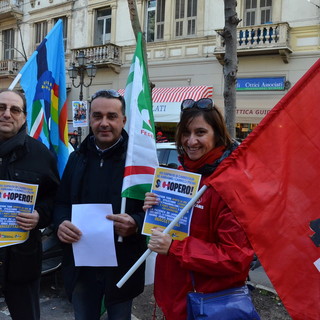 Sanremo: protesta dei dipendenti Carrefour in corso Garibaldi, Scialanca &quot;Apertura h24 senza senso nelle nostre zone&quot; (Foto e Video)