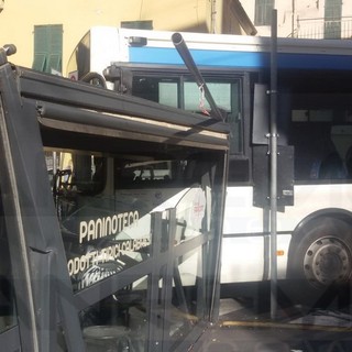 Taggia: autobus al capolinea di piazza IV Novembre si rimette in marcia e sfonda parte di un dehor (Foto e Video)