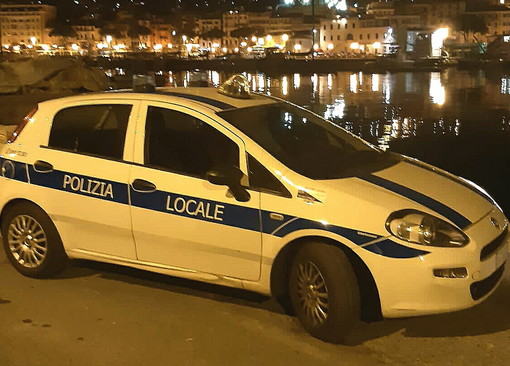 Sanremo: ubriaco insulta e minaccia passanti e avventori dei bar in piazza Bresca, denunciato dalla Municipale