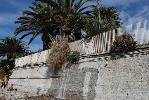 Sanremo: grossa perdita d'acqua sul lungomare Italo Calvino, atteso l'intervento dell'Amaie