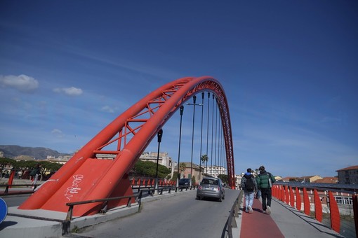 Viaggia in monoruota e con la targa manomessa ad Albenga: 25enne imperiese fermato dai Vigili ingauni