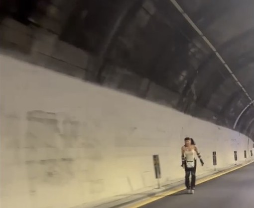 In autostrada con i pattini: l'incontro shock sulla A10 Genova-Ventimiglia (VIDEO)