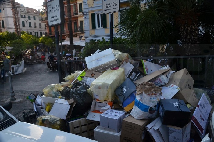 Sanremo: montagna di rifiuti di fronte a piazza Bresca all'ora dell'aperitivo, i commercianti &quot;Bisogna cambiare rotta!&quot; (Foto e Video)