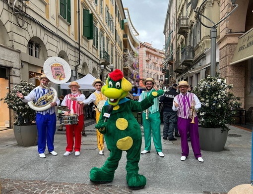 Prezzemolo la mascotte di Gardaland è arrivato a Sanremo per il Festival con la Dixie Band