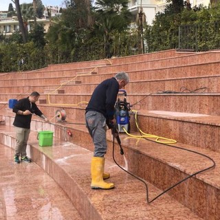 I lavori per la pulizia dei marmi all'auditorium 'Alfano'