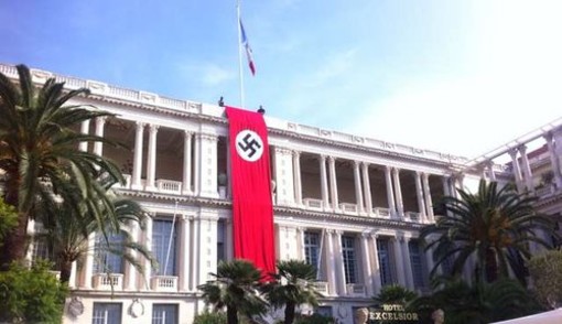 Bandiera nazista adorna un palazzo a Nizza: ma si tratta solo delle riprese di un film