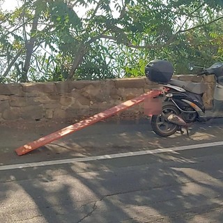 Sanremo: a Bussana lo scooter con... la 'tavola' per tenere il posto, il parcheggio selvaggio non ha limiti (Foto)