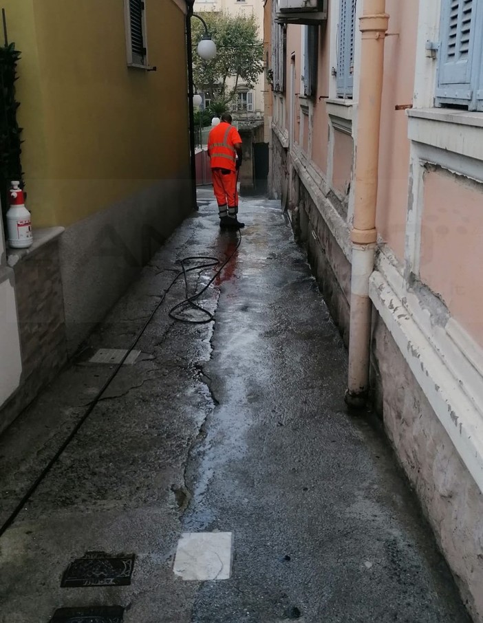 Sanremo: immediato intervento del Comune in vicolo Gradisca dopo la segnalazione di ieri (Foto)